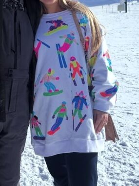 QUEEN OF SPARKLES White Pullover with Neon Ski & Snowboard Motifs